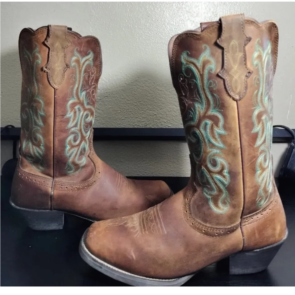 Justin women’s cowboy boots sz 9B, L2552
